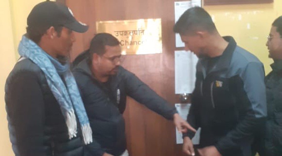 त्रिवि उपकुलपतिको कार्यकक्षमा अखिल क्रान्तिकारीको ताला